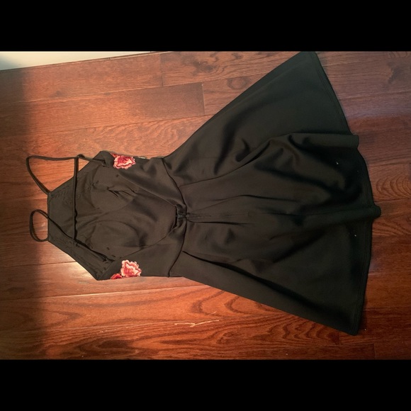 Black dress, low back, red roses - Picture 2 of 2